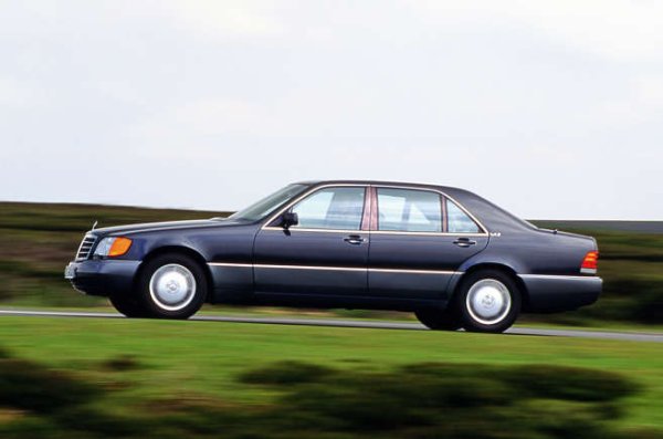 S-класата на S-класите, най-масивно конструираният Benz от всички. Появи се във времето, когато Mercedes умишлено прекаляваше с инженерството на колите си, просто защото го можеше. S500 със своя мощен V8 беше най-добрият - невероятна машина.
